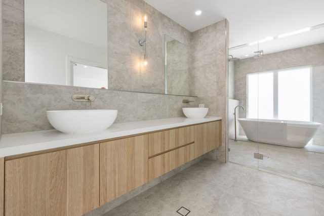 http://41%20Jingeri%20-%20Big%20Bathroom%201