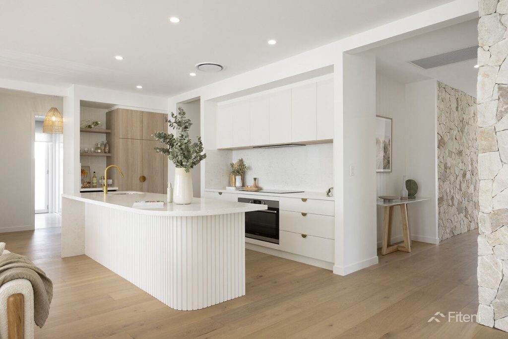 http://39%20Jingeri%20Street,%20Redland%20Bay%20QLD%204165,%20kitchen
