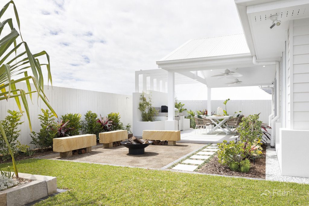 http://39%20Jingeri%20Street,%20Redland%20Bay%20QLD%204165,%20backyard