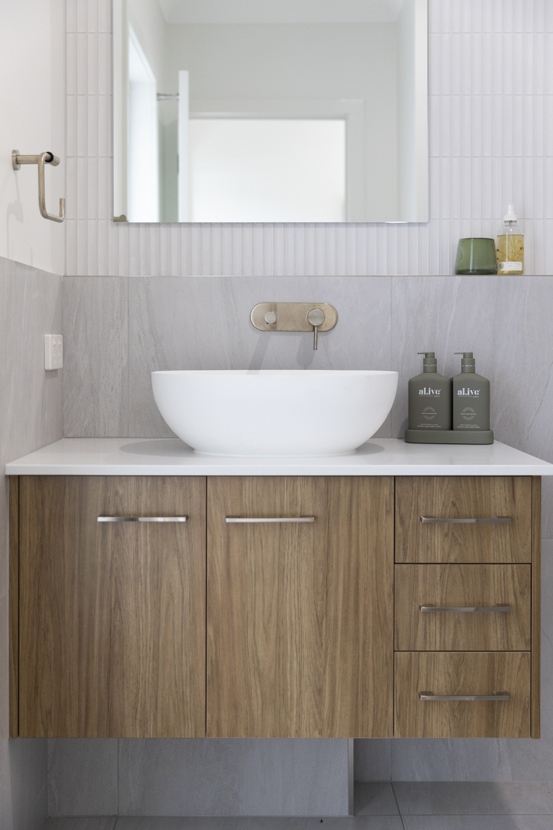 http://7%20Wollemi%20Bathroom%20Sink,%20Bench%20and%20Mirror%20-%20Woodbury
